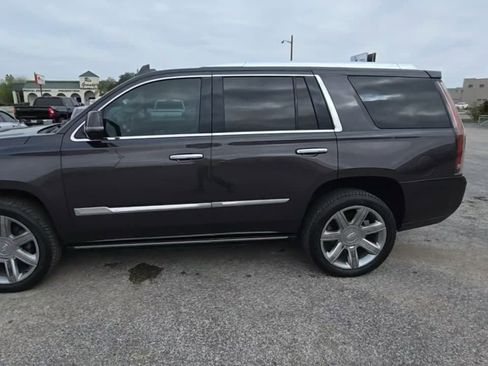 Used 2017 Cadillac Escalade Premium Luxury image 3