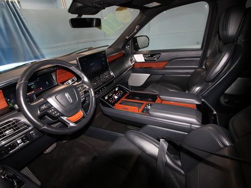 Used 2024 Lincoln Navigator Reserve AWD/4WD image 2
