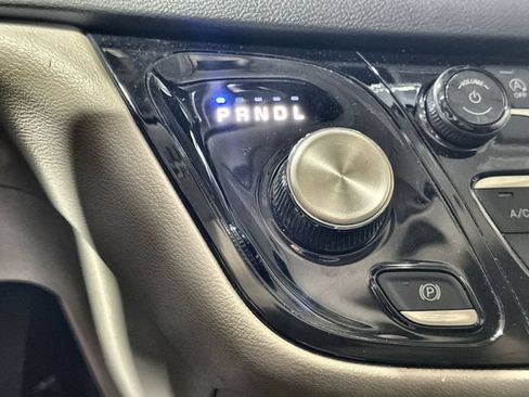 Used 2024 Chrysler Pacifica Touring-L FWD image 16