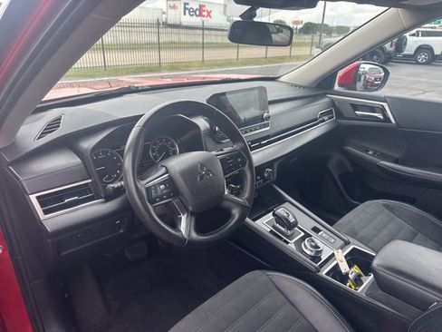 Used 2024 Mitsubishi Outlander FWD image 11