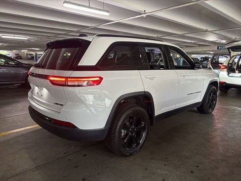 Used 2023 Jeep Grand Cherokee Limited w/ Black Appearance Package AWD/4WD image 3