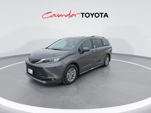Certified 2025 Toyota Sienna XLE image 4