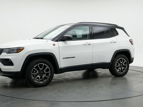 Used 2025 Jeep Compass Trailhawk image 3