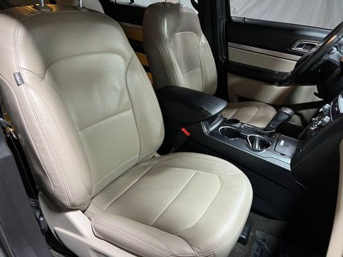 Used 2018 Ford Explorer XLT w/ Equipment Group 202A image 9