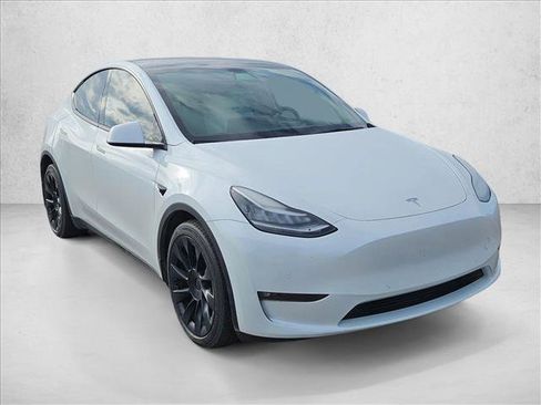 Used 2022 Tesla Model Y Long Range image 3