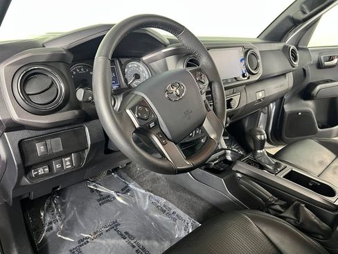 Used 2020 Toyota Tacoma TRD Sport w/ TRD Premium Sport Package AWD/4WD image 19