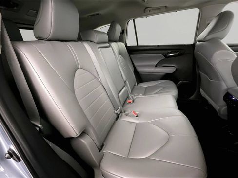 Used 2023 Toyota Highlander XLE AWD/4WD image 20