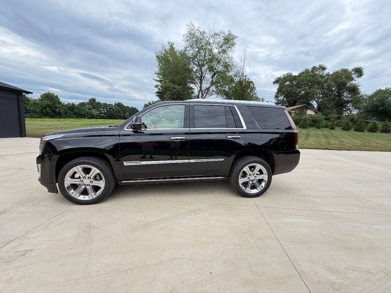 Used 2016 Cadillac Escalade Platinum AWD/4WD image 4