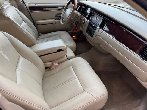 Used 2010 Lincoln Town Car Signature Limited RWD image 24