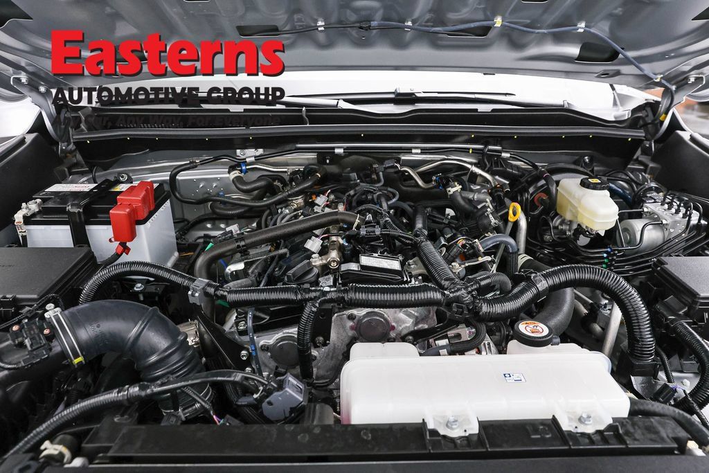 Used 2025 Toyota 4Runner SR5 AWD/4WD image 9