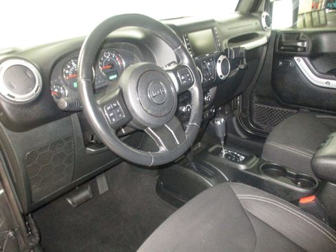 Used 2018 Jeep Wrangler Unlimited Sahara w/ Dual Top Group AWD/4WD image 22