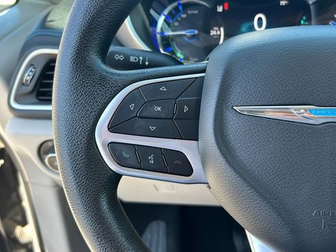 Used 2021 Chrysler Pacifica Touring FWD image 21