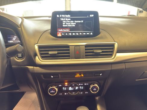 Used 2018 MAZDA MAZDA3 Touring FWD image 20