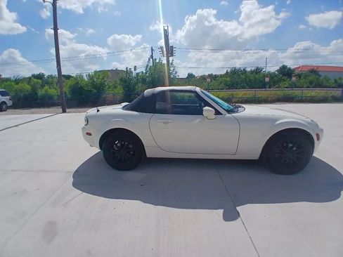 Used 2006 MAZDA MX-5 Miata Sport RWD image 4