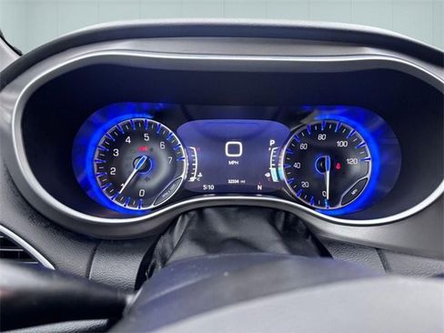 Used 2025 Chrysler Pacifica Select image 15