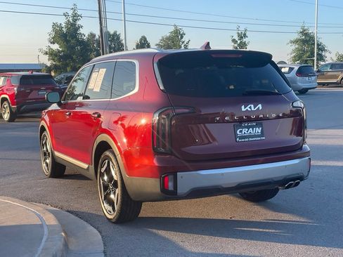Used 2023 Kia Telluride EX w/ EX Captain's Chair Package FWD image 4