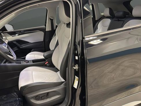 Used 2025 Volkswagen Tiguan SE image 9