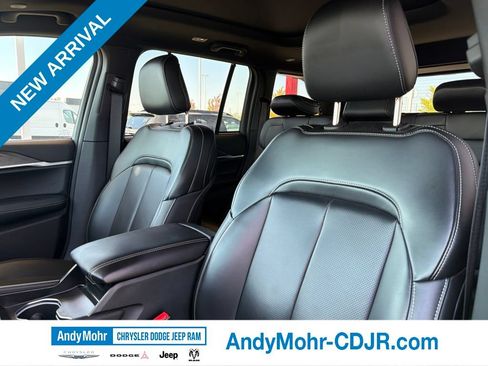 Used 2025 Jeep Grand Cherokee Limited w/ Luxury Tech Group II AWD/4WD image 13