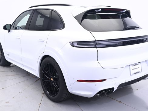 Used 2026 Porsche Cayenne GTS AWD/4WD image 3