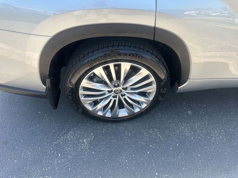 Used 2025 Toyota Highlander Platinum image 17