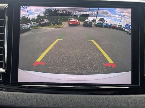 Used 2025 Chrysler Pacifica Select image 22