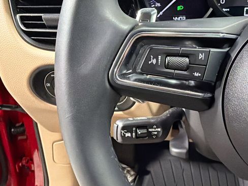 Certified 2025 Porsche Macan image 37