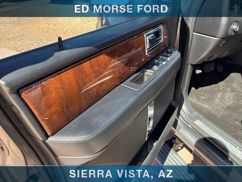 Used 2015 Lincoln Navigator 2WD image 34
