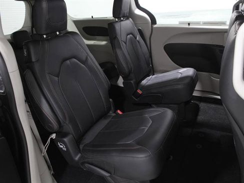 Used 2019 Chrysler Pacifica Touring-L w/ Advanced Safetytec Group image 20