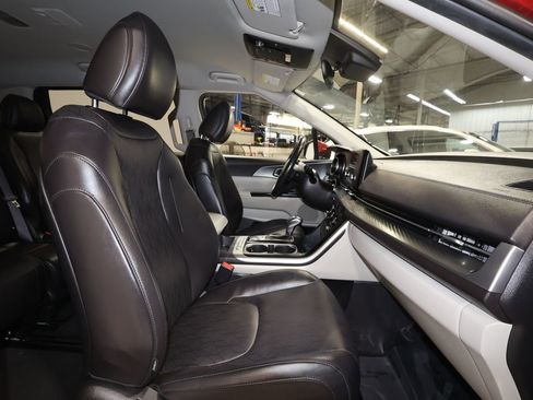 Used 2024 Kia Carnival LX image 25