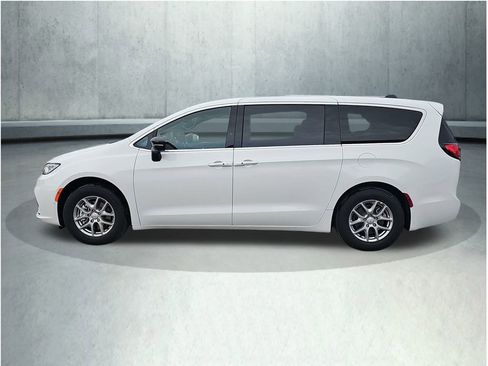 New 2026 Chrysler Pacifica Select image 3