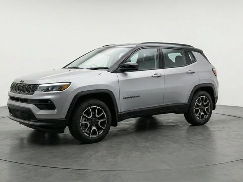 Used 2025 Jeep Compass Trailhawk AWD/4WD image 3