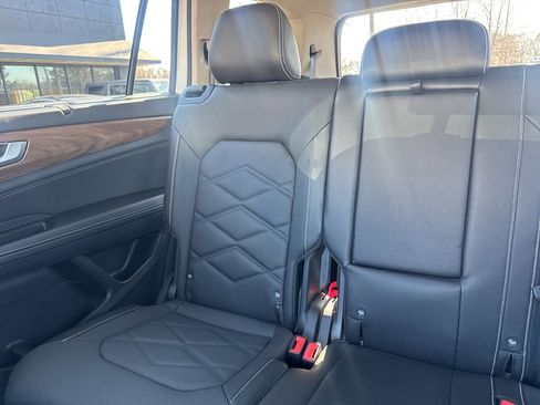Used 2025 Volkswagen Atlas SE image 11