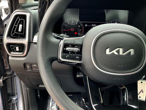 Certified 2023 Kia Sorento LX FWD image 11