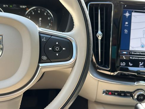 Used 2018 Volvo XC60 T5 Momentum w/ Convenience Package AWD/4WD image 17