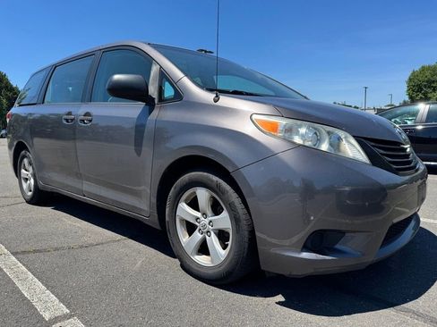 Used 2011 Toyota Sienna FWD image 1