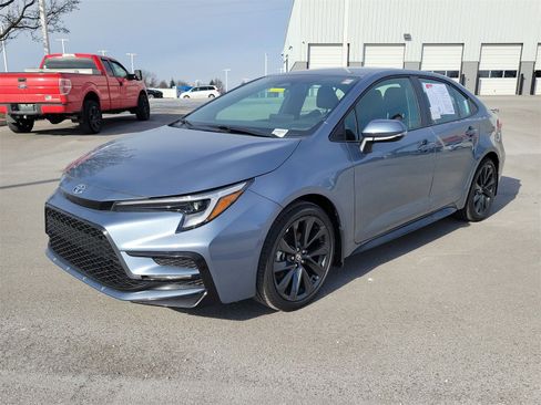 Used 2025 Toyota Corolla SE image 2
