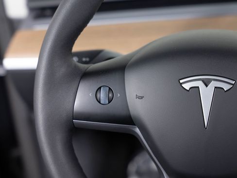 Used 2025 Tesla Model Y Long Range image 31