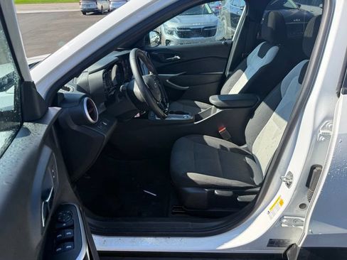 Used 2024 Chevrolet Trax RS w/ Sunroof Package FWD image 9