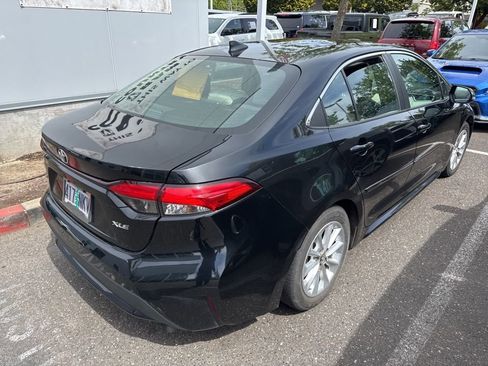 Used 2021 Toyota Corolla XLE image 3