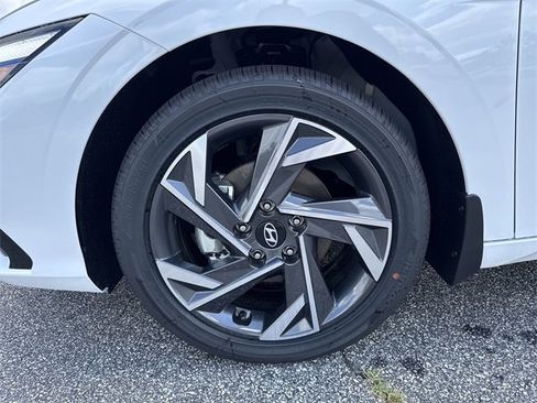 New 2025 Hyundai Elantra Limited image 11