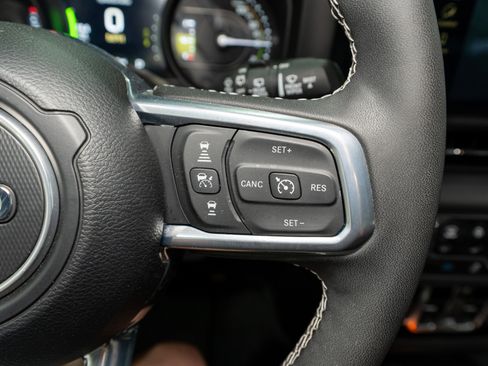 Used 2025 Jeep Wrangler Unlimited Sahara AWD/4WD image 26