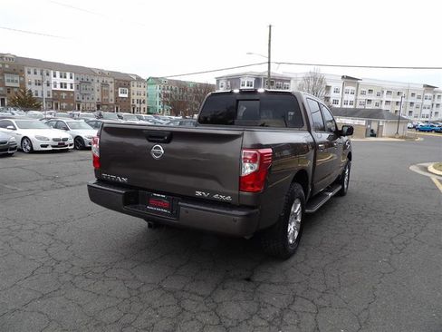 Used 2017 Nissan Titan SV image 6