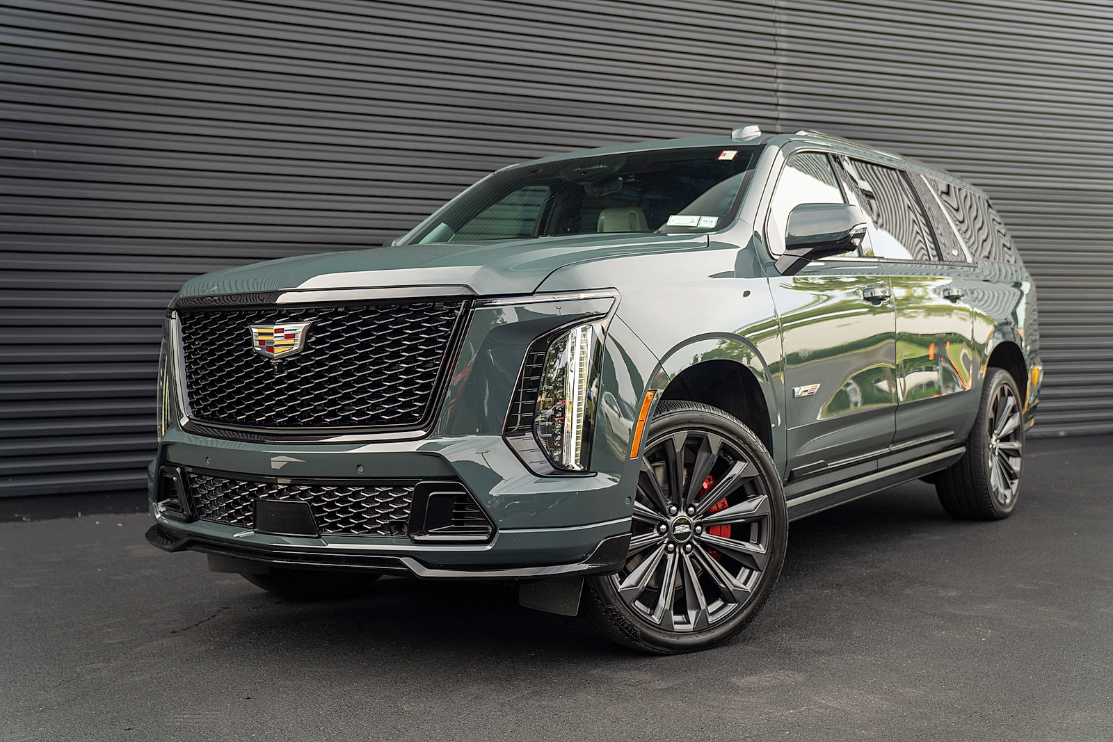 Used 2025 Cadillac Escalade ESV V AWD/4WD image 1