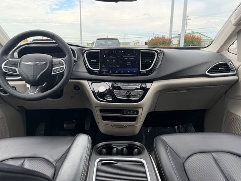 Used 2023 Chrysler Pacifica Touring-L FWD image 27