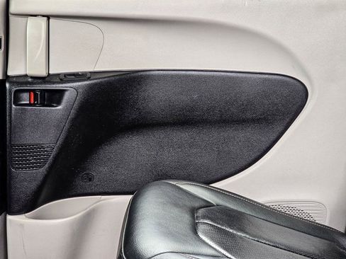 Used 2020 Chrysler Pacifica Touring-L image 33