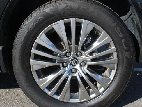 Used 2023 Toyota Venza XLE image 19