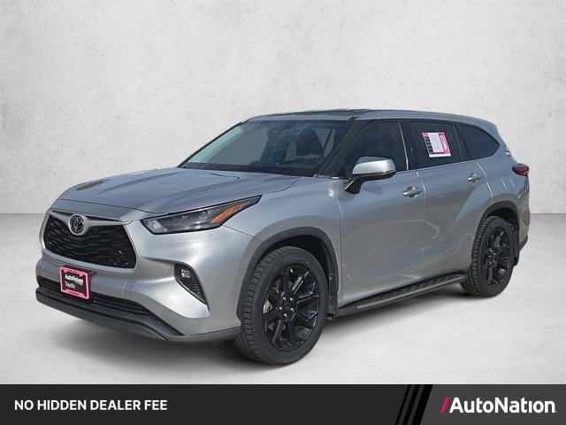 Used 2022 Toyota Highlander LE FWD image 1