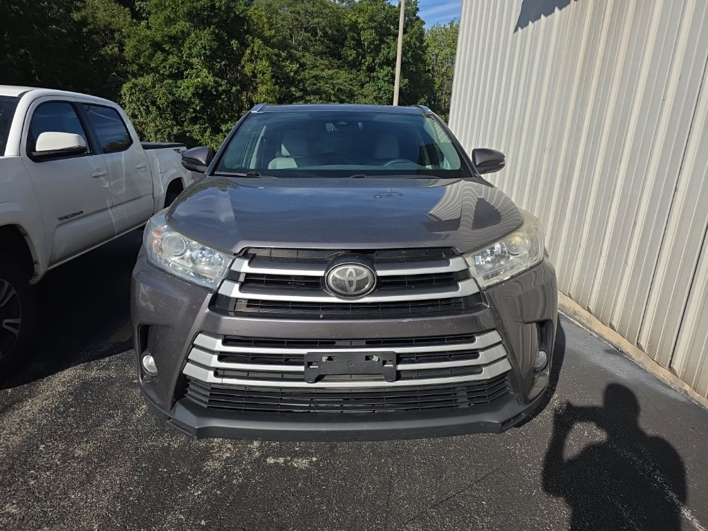 Used 2017 Toyota Highlander XLE AWD/4WD image 2
