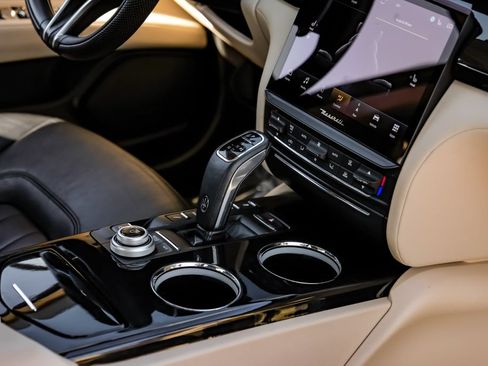 Used 2022 Maserati Quattroporte Modena RWD image 25