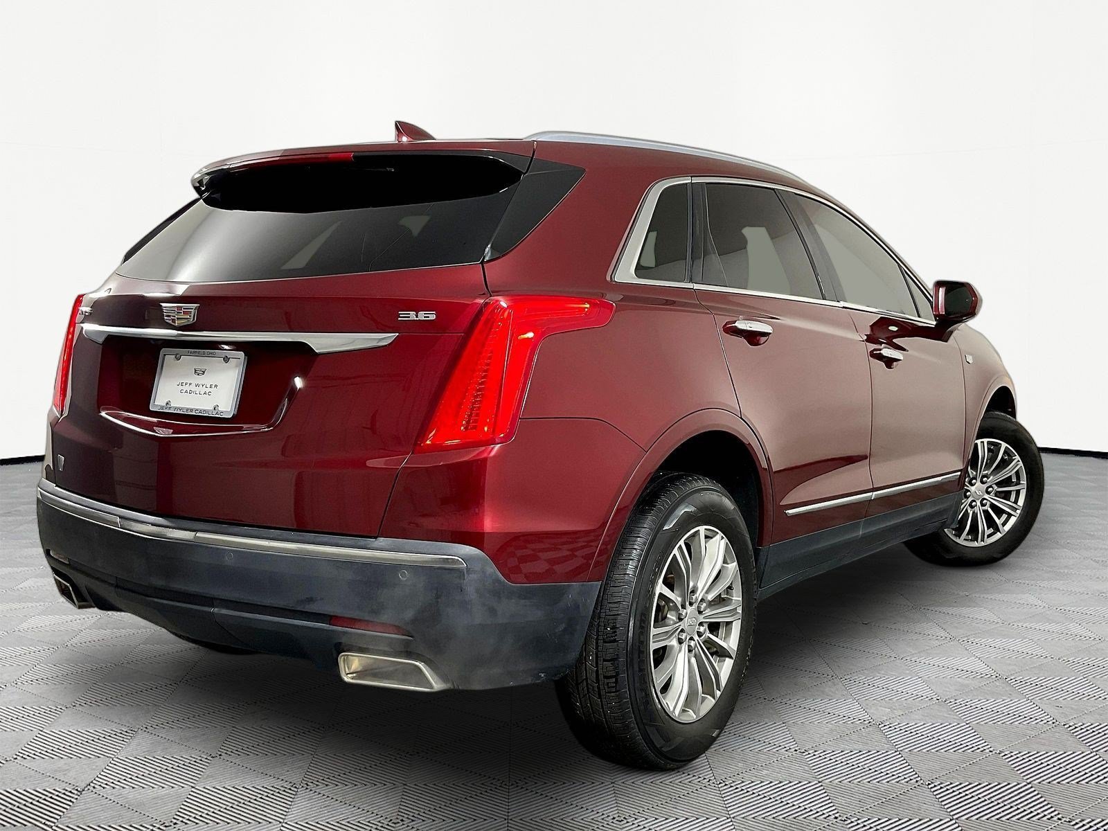 Used 2017 Cadillac XT5 Luxury w/ Driver Awareness Package FWD image 6